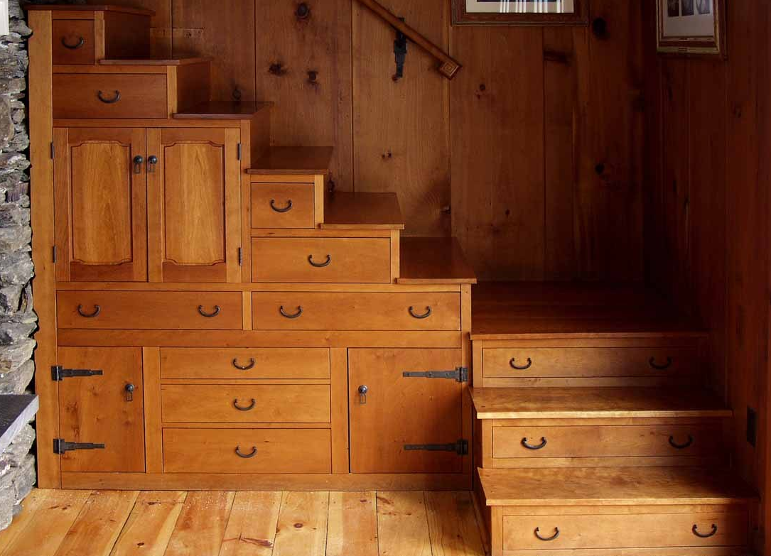 Мебель дом шкаф комод. Тини Хаус лестница шкаф. Лестница с ящиками в ступеньках. Деревянная лестница со шкафом. Лестница на второй этаж с ящиками.