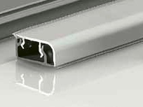 Алюминиевый плинтус прямоугольного типа длиной 3000 мм